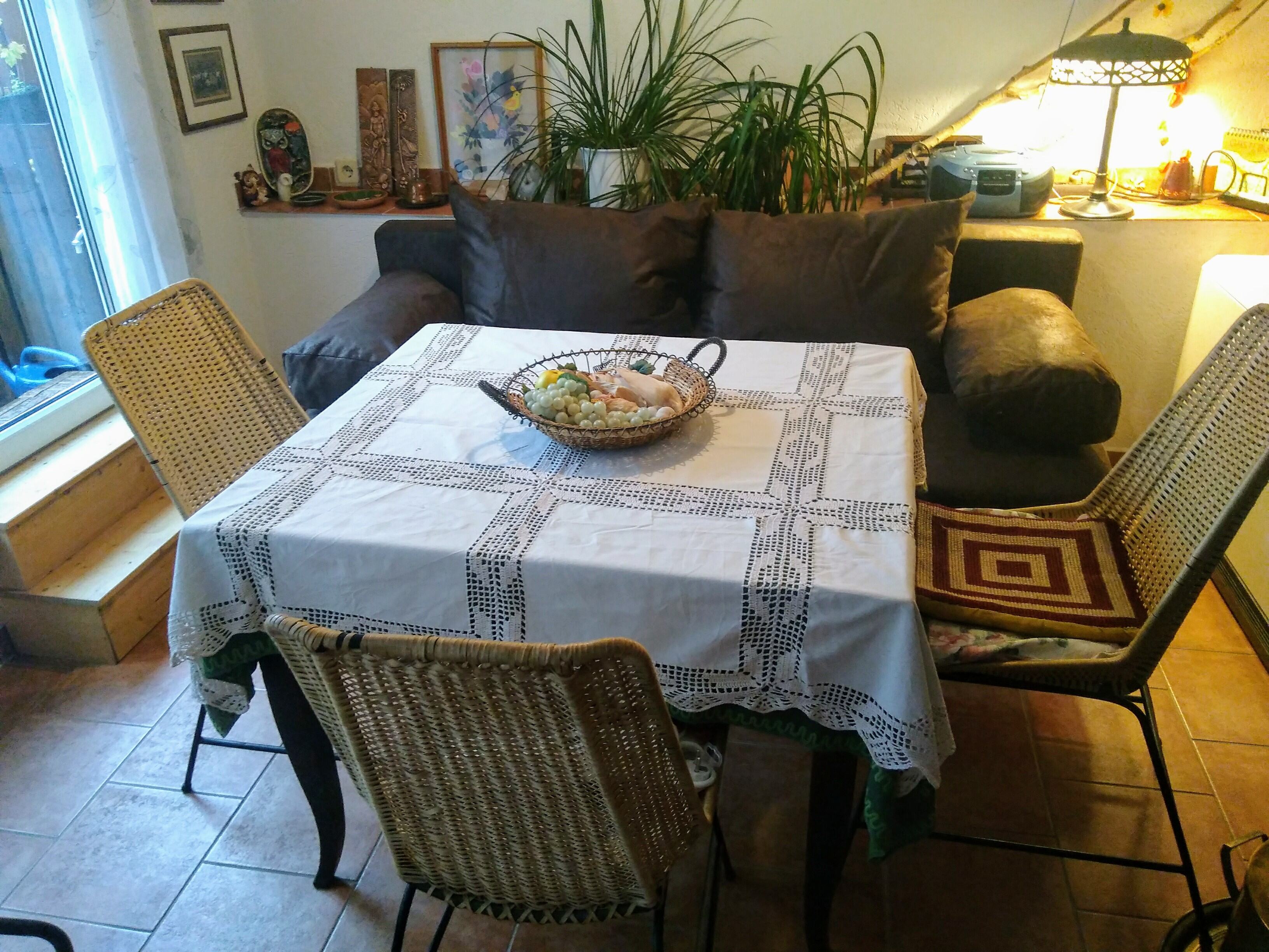 Blick in den Wintergarten mit Sofa und Tisch